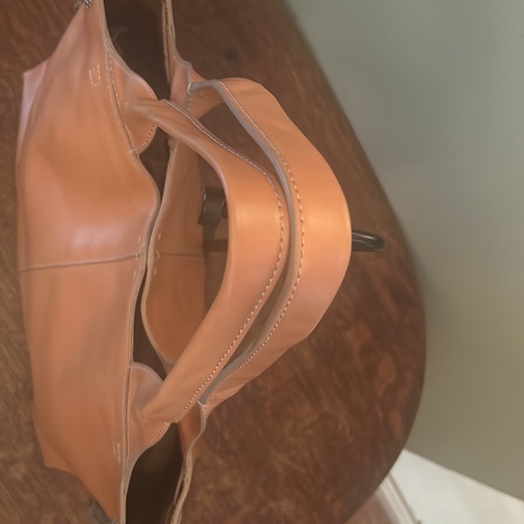 G.I.L.I. Large Leather Tote - Picture 6 of 16